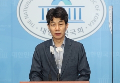 윤건영 "북한주민 북송 이례적인 일 아냐···2010년 이후 194명 송환"