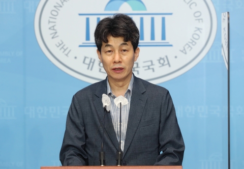 윤건영 &quot;북한주민 북송 이례적인 일 아냐···2010년 이후 194명 송환&quot;