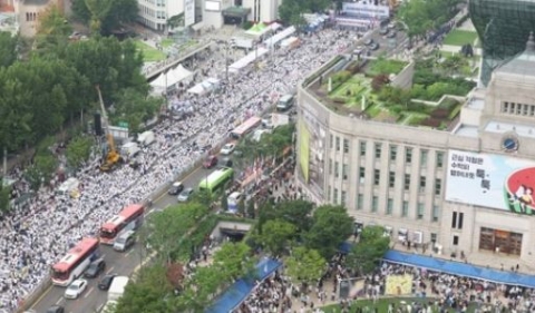 퀴어문화축제 3년 만에 재개···인근서는 반대 집회도