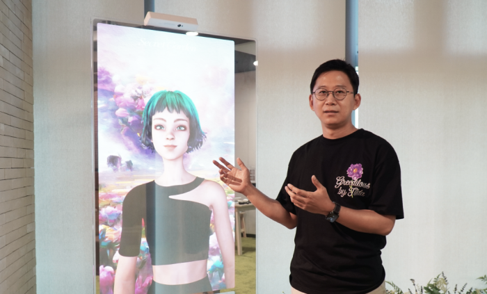 배경훈 LG AI연구원장이 LG의 초거대 멀티모달 AI EXAONE(엑사원)의 두뇌를 탑재한 '틸다'를 소개하고 있다. 사진=LG 제공