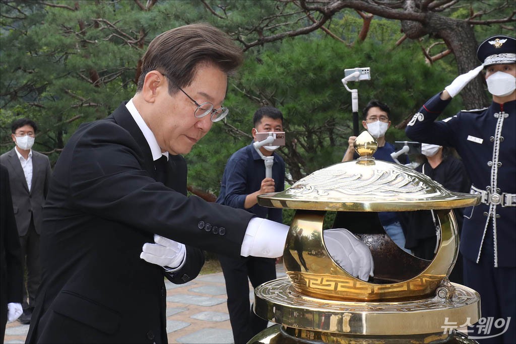 [NW포토]당대표 출마 선언한 이재명 더불어민주당 의원, 김대중 대통령 묘소 참배