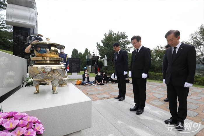 이재명 더불어민주당 의원, 국립서울현충원 김대중 대통령 묘소 참배. 사진=이수길 기자 leo2004@newsway.co.kr