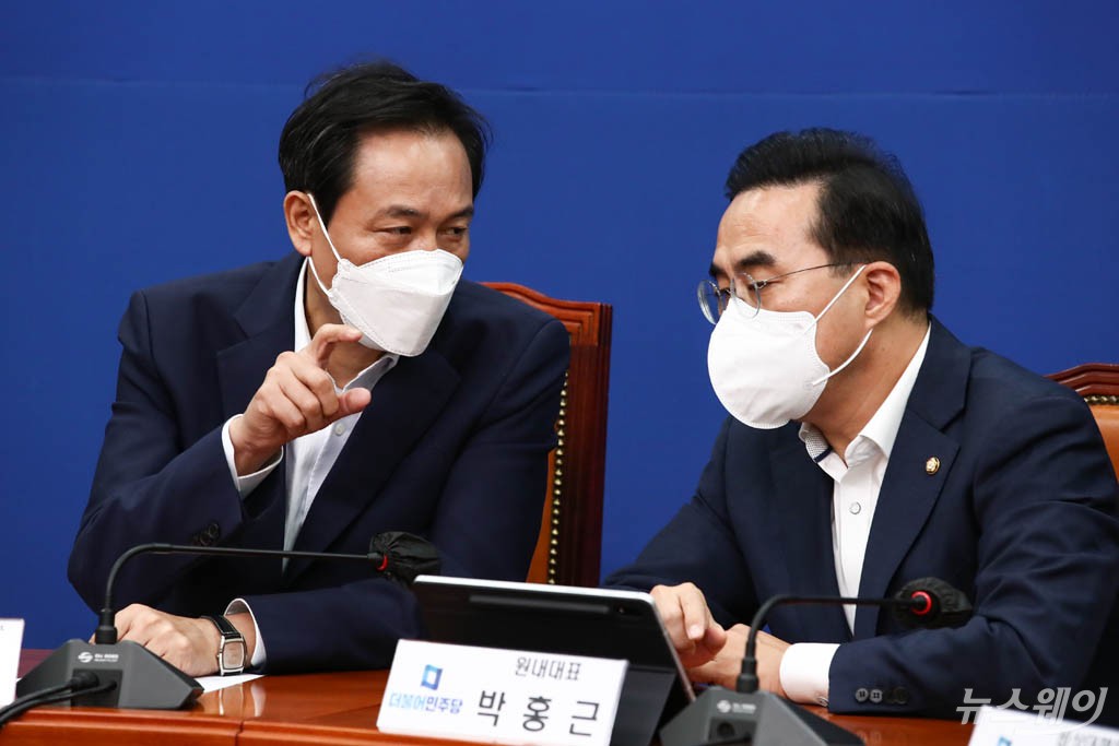 [NW포토]대화하는 우상호 비상대책위원장과 박홍근 원내대표