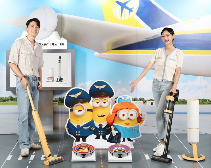 삼성전자가 '미니언즈2'와 협업한 비스포크 제트 봇 AI 특별 패키지 출시를 기념해 비스포크 제트·제트 봇 AI와 미니언즈2가 함께 꾸며진 포토존을 운영한다. 삼성전자 모델이 서울 강남구에 위치한 메가박스 코엑스점에서 운영 중인 포토존에서 특별 패키지를 소개하고 있는 모습. 사진=삼성전자 제공