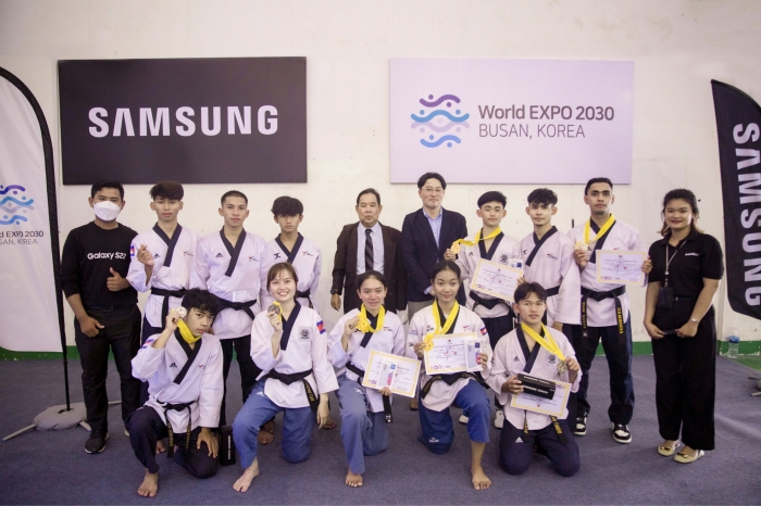 캄보디아 교육체육부와 삼성전자 관계자(사진 뒷줄 왼쪽에서 다섯번째, 여섯번째)가 대회에 참가한 캄보디아 청소년 선수들과 기념사진을 촬영하고 있다. 사진=삼성전자 제공