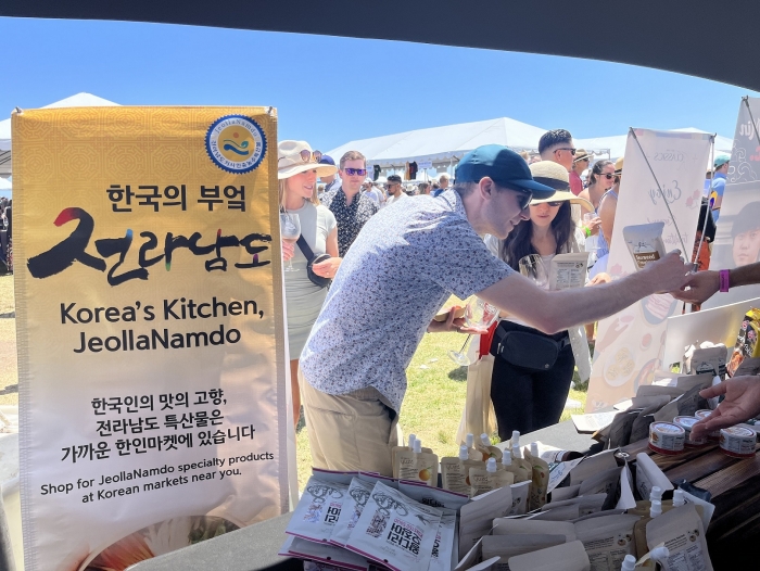 전라남도가 미국 '캘리포니아 와인 축제'에서 전통주와 고품격 스낵류를 소개하는 홍보관을 운영하고 있다.