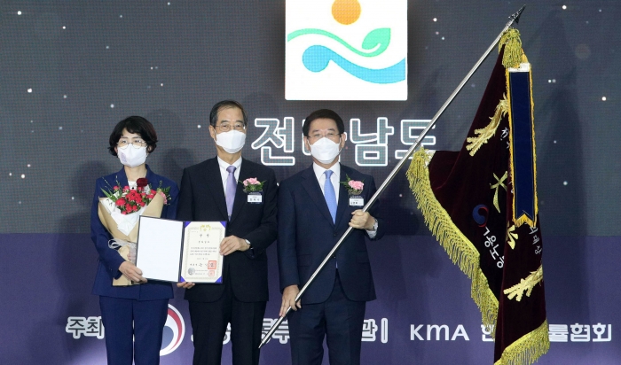 전라남도가 21일 고용노동부 주관으로 열린 '2022년 전국 지방자치단체 일자리 대상 시상식'에서 대통령상인 '종합대상'을 수상하고 있다.