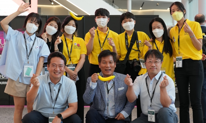 모다모다 임직원들이 코스모프로프 우승 후 기념 촬영을 하고 있다. 사진=모다모다 제공