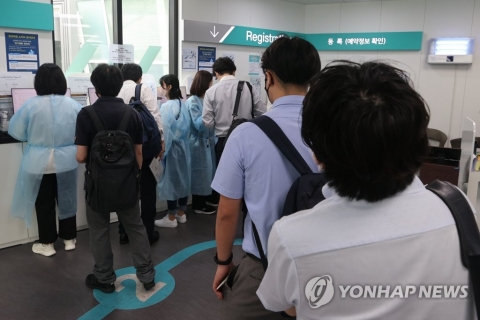 오늘부터 입국 1일차에 PCR 검사해야···요양병원 비접촉면회만