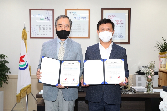 정읍시와 ㈜에스아이피산업은 25일 정읍시청에서 이학수 시장과 김홍기 대표이사 등 관계자들이 참석한 가운데 ㈜에스아이피산업 정읍공장 확장 증설 투자를 위한 협약을 체결했다.
