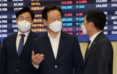 한국거래소 찾은 이재명 "윤 정부, '빨간 청개구리'···민생 대책 거꾸로"