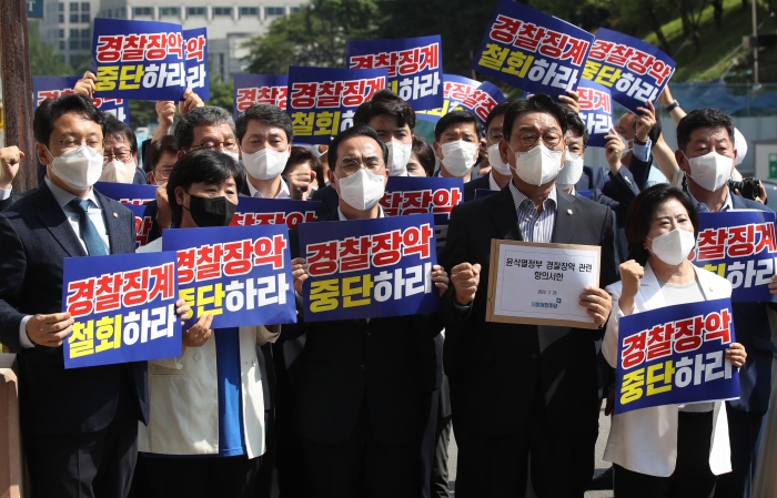 더불어민주당 박홍근 원내대표와 서영교 경찰장악 저지대책단장, 김교흥 의원 등이 26일 오전 서울 용산구 대통령 집무실 인근에서 '윤석열 정권 경찰장악 규탄' 기자회견을 마친 뒤 대통령실에 항의서한을 전달하기 위해 이동하며 구호를 외치고 있다. 사진=연합뉴스 제공