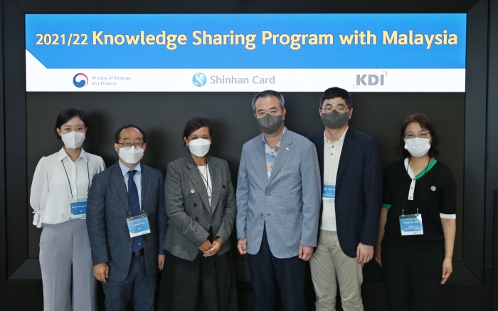 구자현 KDI 선임연구원(왼쪽 두 번째부터), Nor Haily Maizura Binti Hussein(노르 하일리 마이주라 빈티 후세인) 사절단장, 안중선 신한카드 부사장 등 관계자들이 2021/22 말레이시아 KSP 사업의 국내 연수 프로그램 지원 행사에 참석해 기념사진을 촬영하고 있다. 사진=신한카드