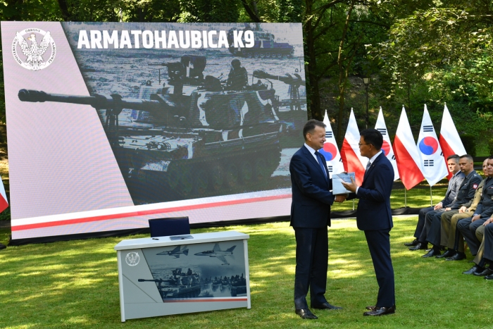 마리우시 브와슈차크 폴란드 국방부장관(왼쪽)과 손재일 한화디펜스 대표이사. 사진=한화디펜스 제공