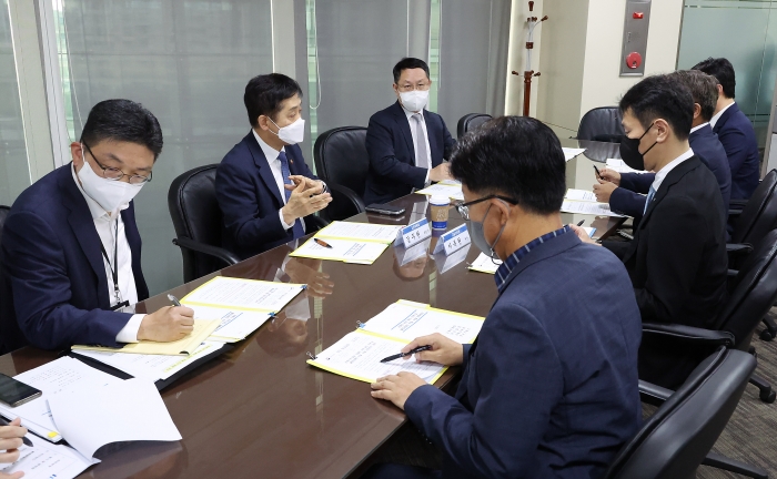 김주현 금융위원장이 산업은행 본점에서 열린 '관계기관 합동 불법공매도 근절 대책회의' 에서 공매도 제도개선 방안을 논의하고 있다. 사진=금융위원회 제공