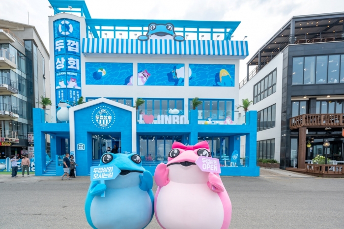 강릉 안목해변에서 운영 중인 하이트진로 캐릭터샵 '두껍상회' 전경. 사진=하이트진로 제공