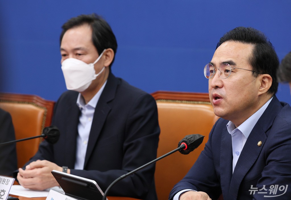 [NW포토]비상대책위원회의에서 발언하는 박홍근 원내대표