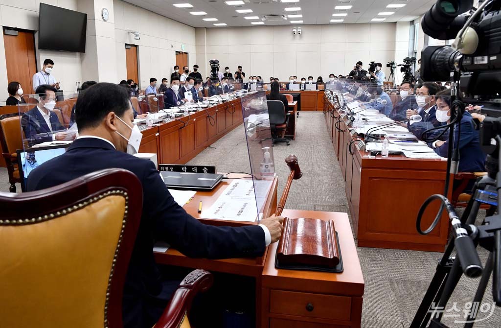 [NW포토]박대출 위원장 주재로 열린 국회 기획재정위원회 전체회의