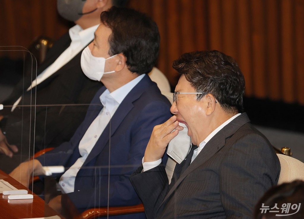 [NW포토]국회 본회의에서 하품하는 권성동 원내대표