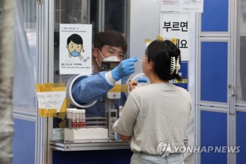 오후 9시까지 코로나19 신규 확진자 10만8390명···전날보다 3900명↑