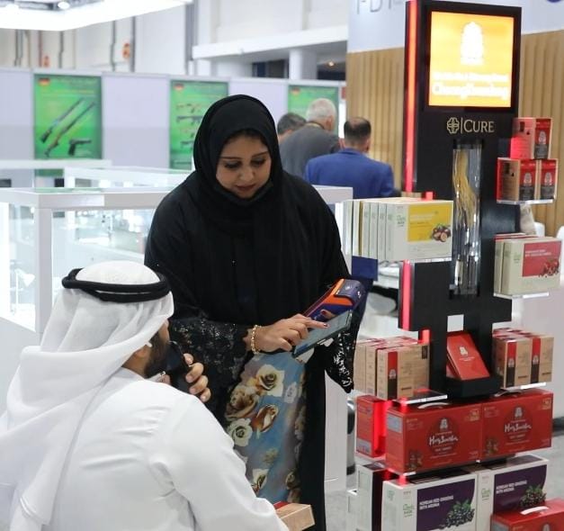 UAE에 위치한 한 약국의 정관장 전용 카운터에서 약사가 고객에게 제품 설명을 하고 있다. 사진=KGC인삼공사 제공