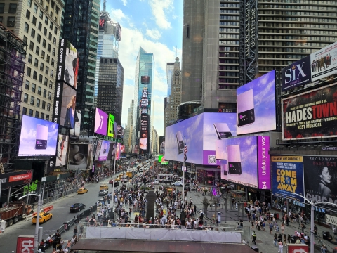 '보라색'으로 뭉친 BTS와 갤럭시Z플립4···타임스퀘어 전광판 접수