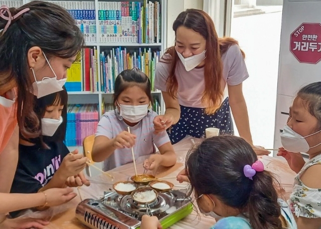 광양제철소 전래놀이문화 재능봉사단, 어린이에 달고나 만들기 체험 선물