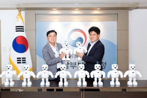 효성, 국가유공자 챙긴다···고령 10명에 '반려로봇' 선물