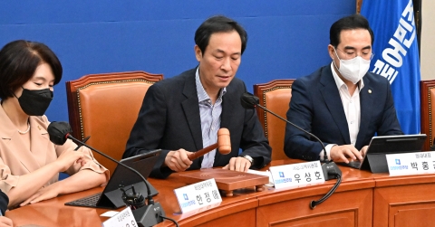 민주 당무위, 당헌 80조 '절충안' 의결···강성 당원 &quot;완전 삭제&quot; 청원