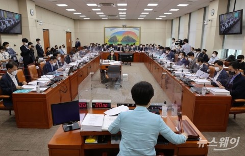 정무위 국감 화두는 '횡령·이상송금'···시중은행 소환 가능성 촉각