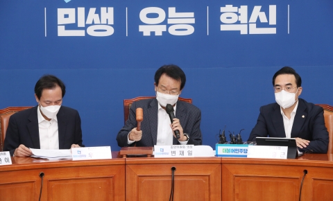 민주 중앙위, '전당원 투표'·'기소시 당무정지' 당헌 개정안 부결