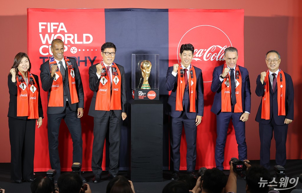 [NW포토]코카콜라와 함께 하는 '2022 FIFA 월드컵 트로피 투어'