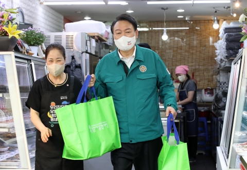 전통시장 방문한 윤 대통령 &quot;소상공인들도 기업가 정신 가져야&quot;