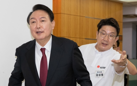 윤 대통령, 여 연찬회 이례적 참석···&quot;전 정권 핑계 더는 국민에 안 통해&quot;
