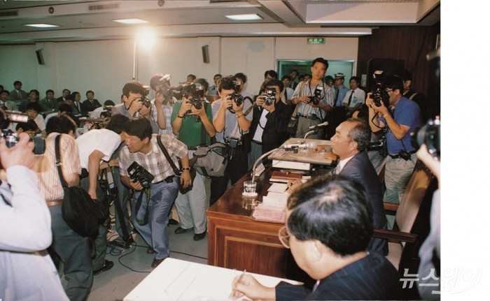 1992년 8월 27일 제2이동전화 사업권 반납 기자회견 장면. 사진=SK그룹 제공