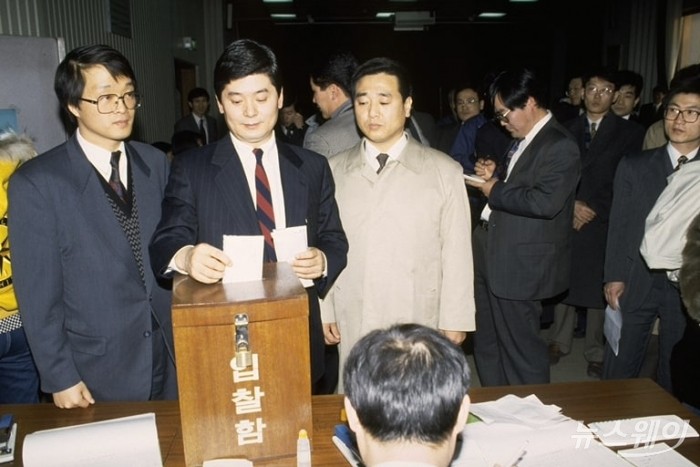 1994년 2월 15일 한국이동통신 입찰 참가 장면. 사진=SK그룹 제공