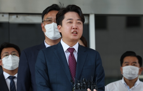 법원, 이준석 '비대위 효력정지' 일부 인용···&quot;주호영 본안판결까지 직무 정지&quot;