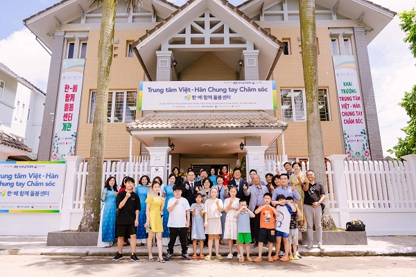 지난 26일(금) 베트남 하이퐁市에서 진행된 '한-베 함께돌봄센터 2호' 개관식에서 관계자, 한-베 다문화가정 부모 및 자녀들이 기념 촬영을 하고 있는 모습. 사진=현대자동차 제공