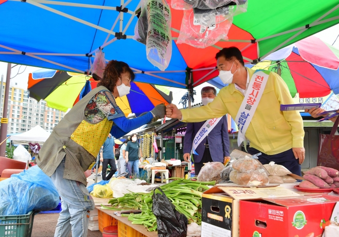 민선8기 장성군의 민생안정 공약사업이 지역경제에 숨통을 트이고 있다. 전통시장 장보기 행사에 참여한 김한종 장성군수