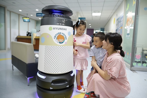 현대로보틱스는 서울아산병원에서 올해 7월 출시한 대면방역로봇을 운영한다고 밝혔다. 사진은 서울아산병원 신관 1층 어린이병원에서 운영되고 있는 현대로보틱스 방역로봇의 모습. 사진=현대중공업 그룹 제공