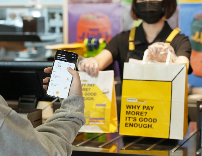 노브랜드 버거 앱이 고객들에게 인기를 얻고 있다. 사진=신세계푸드 제공