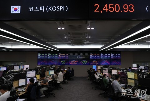 高환율 '13년 만에' 1360원선 넘어···원-달러 '상승세' 내년까지