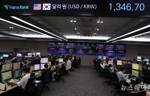 환율 13년 5개월 만에 1380원 넘어서···은행 달러 예금 6600억원↓