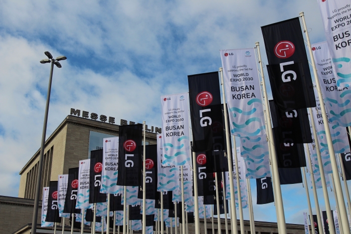 LG전자는 내달 2일(현지시간) 유럽 최대 가전전시회 'IFA 2022'가 열리는 '메세 베를린(Messe Berlin)' 전시장 입구에서 LG 브랜드와 '2030 부산세계박람회(엑스포)' 유치를 위한 깃발 광고 160여개를 설치한다. 사진=LG전자 제공