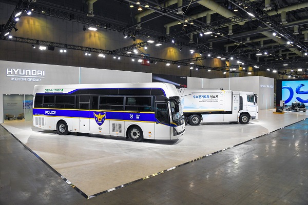 'H2 MEET 2022' 현대차그룹관에 전시된 수소전기버스 경찰버스와 수소전기트럭 청소차. 사진=현대차그룹 제공
