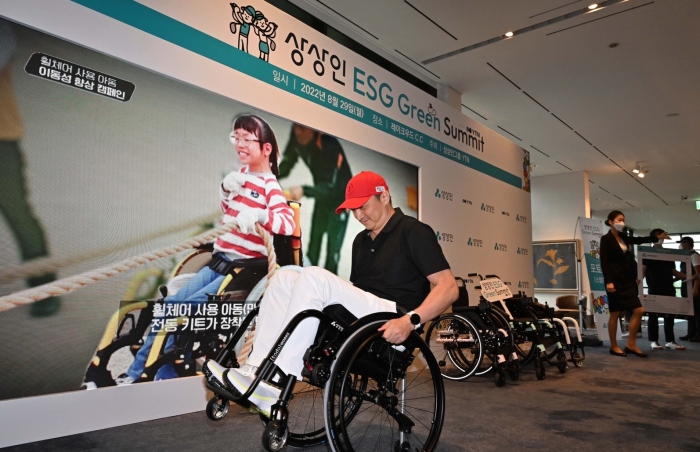 이민구 좋은운동장 대표가 '상상인 ESG 그린써밋(GreenSummit)' 행사장에 마련된 휠체어 체험존에서 휠체어 체험을 하고 있다.