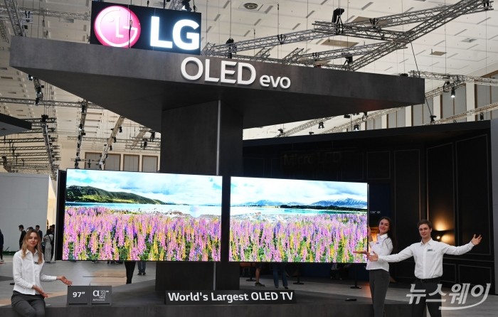 현지시간 2일부터 5일 동안 독일 베를린에서 열리는 유럽 최대 가전전시회 'IFA 2022'에서 모델들이 세계 최대 올레드 TV인 97형 올레드 에보 갤러리 에디션(OLED evo Gallery Edition, 모델명: 97G2)을 소개하고 있다. 사진=LG전자 제공