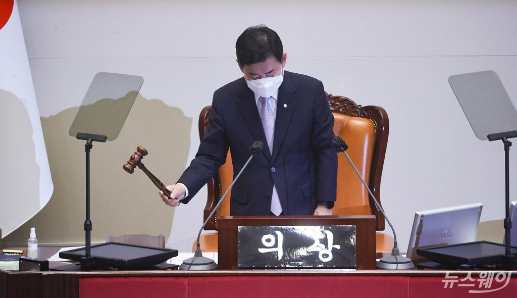 [NW포토]의사봉 두드리는 김진표 국회의장