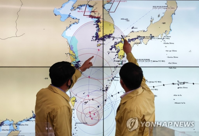 초강력 태풍 힌남노, 한국에 더 가깝게 지나나···예상경로 조정
