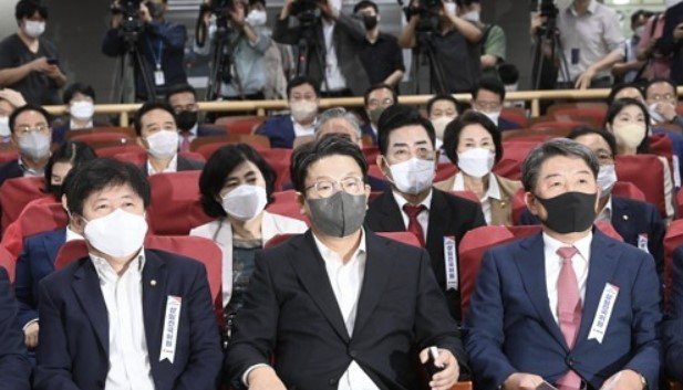 국민의힘 상임 전국위, '새 비대위' 출범 당헌 개정안 의결